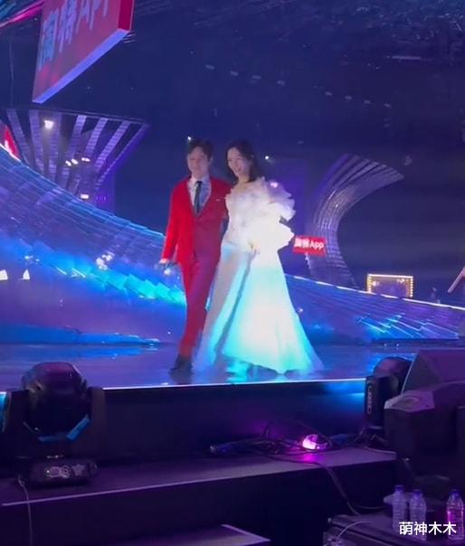 成毅|跨年夜幕后更感人：何炅穿过人海拥抱吴昕，天天兄弟合照秀戒指