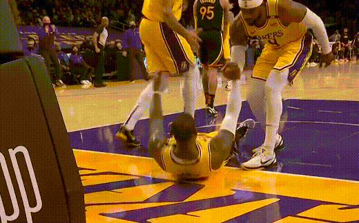 官宣|造孽啊！浓眉倒地滑入老詹怀里！520原地官宣领证：这狗粮也太饱了吧