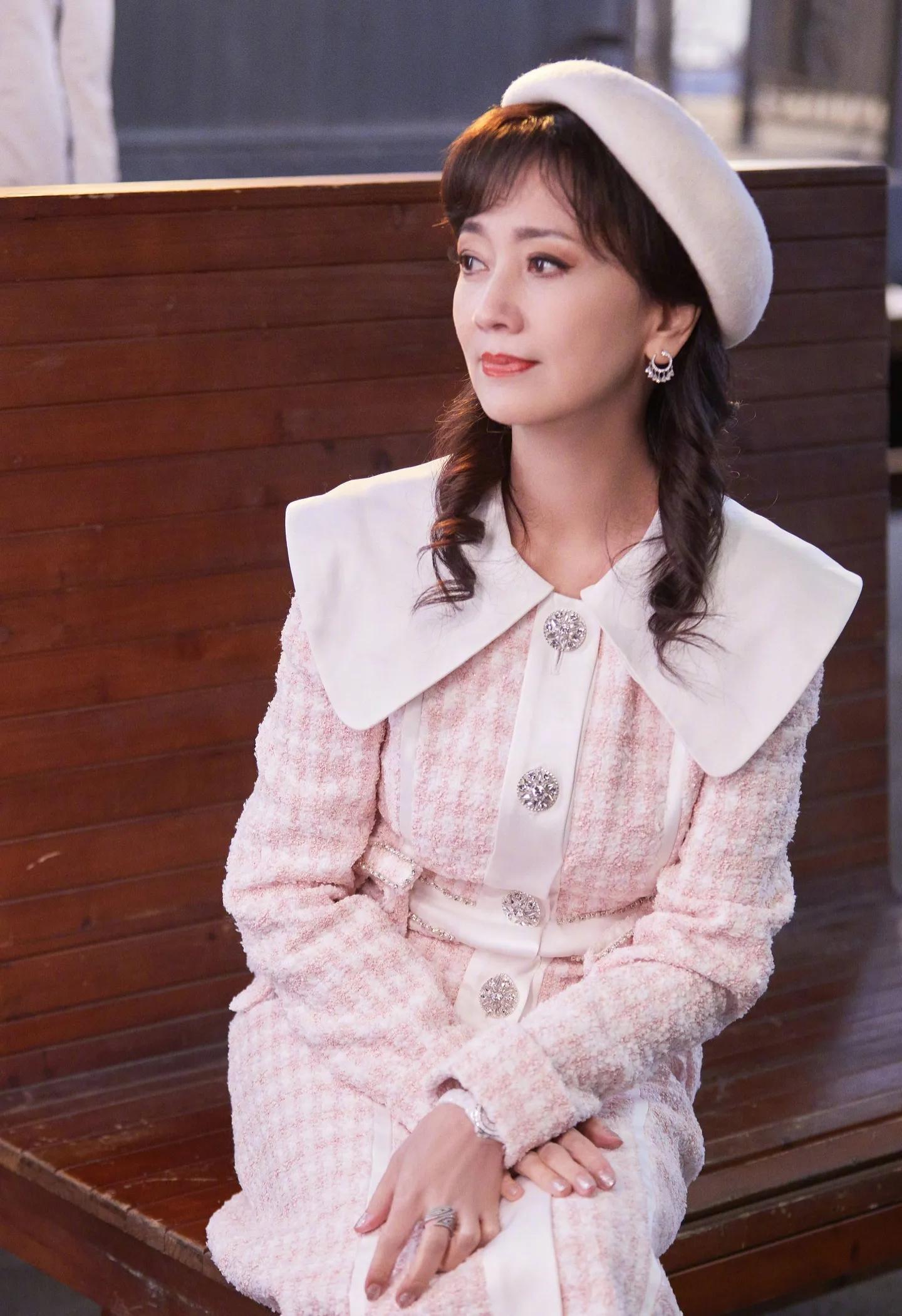 何炅|岁月不败美人，不老女神“白素贞”赵雅芝近况，艳丽依旧，端庄去初