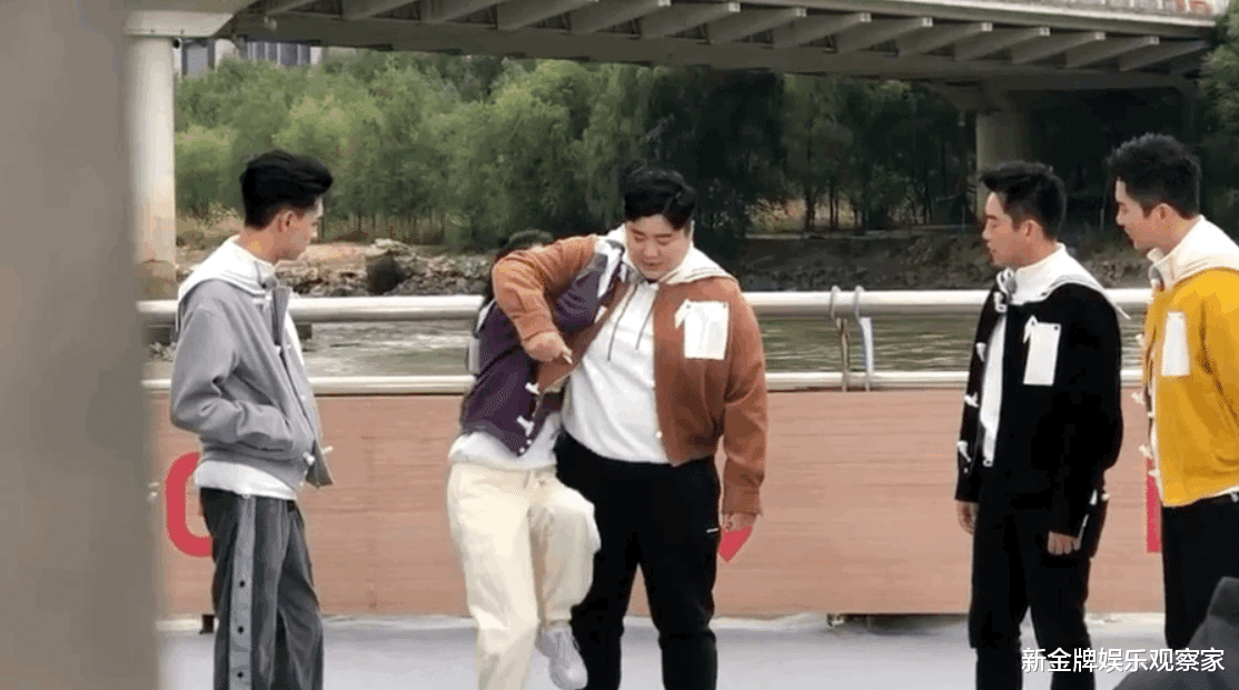 白梦妍|巩立姣单手拎起白鹿,暴露女神身材,身高165厘米才94斤?