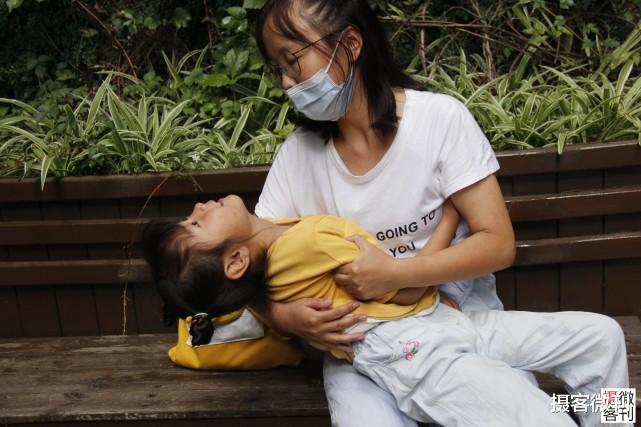 年轻妈妈坚持为患病女儿治病遭丈夫反对,被迫离婚后独自带女