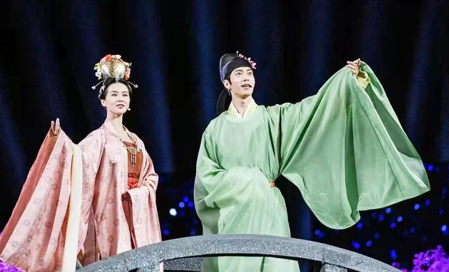 时尚风行派|刘诗诗闷声办大事！穿半套香奈儿高定把玩香水，优雅气质不输周迅