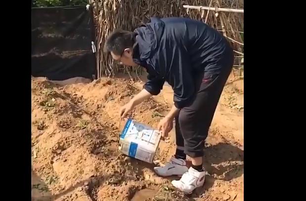 韩德君|砸锅卖铁供韩德君打球！顶薪续约辽宁队后，一家人干农活其乐融融