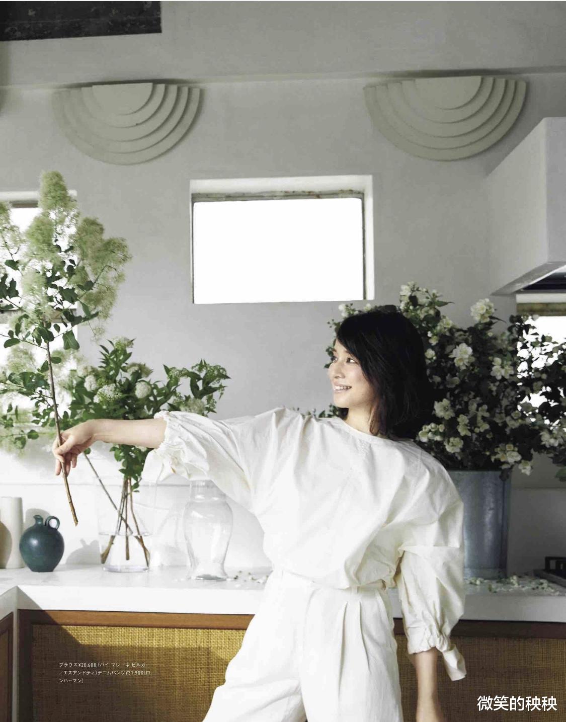 微笑的秧秧|夏天会穿白色才优雅，看时尚博主的高分示范，每一套都是气质模板