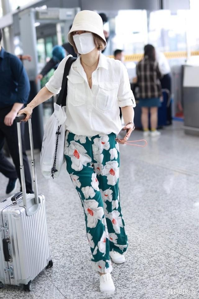 郑恺|郑恺老婆厉害呀!脚踩镂空鞋穿着大红裤,一般人穿肯定丑哭了