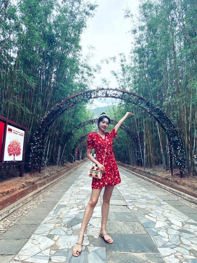 蘑菇头|宣璐晒男友视角照，穿碎花裙扮邻家小妹，骨感身材太让人羡慕