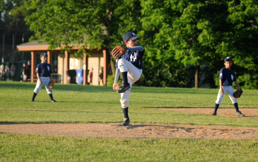 软妈硬爸|养娃8年，我发现了养男孩的秘诀：眼要“瞎”，心要“大”，命才能长！