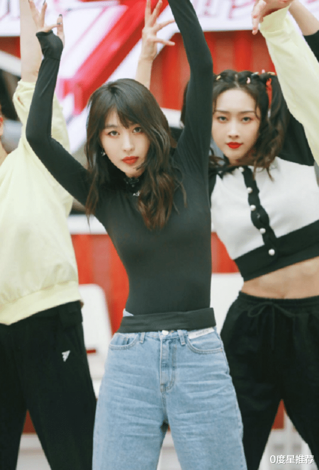 李菲儿|李菲儿为秀身材拼了！故意穿黑色“无痕衣”出镜，别说还真挺显瘦