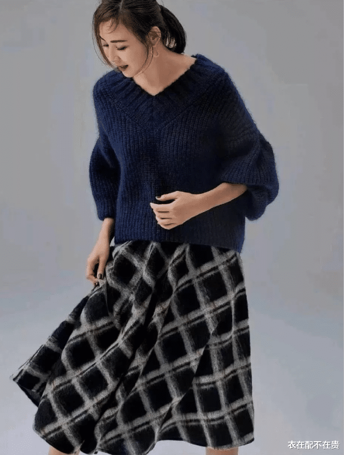 衣在配不在贵|董璇女儿小酒窝继承她的好气质，对着镜头凹造型，比妈妈还有范儿