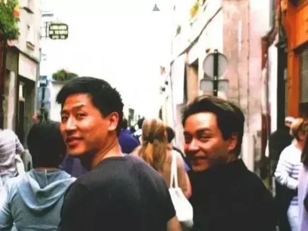 张国荣|时至今日他依旧怀念张国荣，还晒出和张国荣在圣诞树前的合影