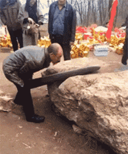 紫薯 “一男子为了庆祝基友退役归来，竟女装欢迎？”
