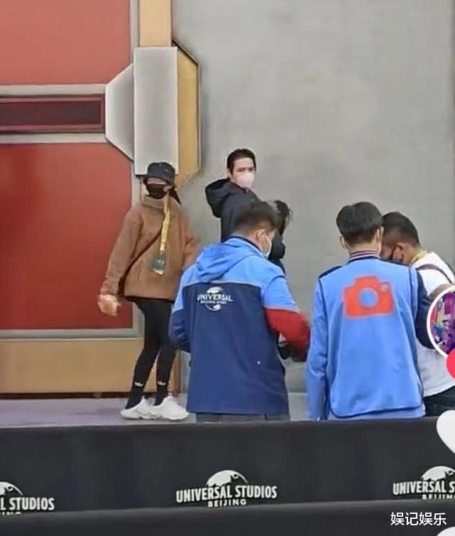 郭碧婷|向佐一家三口逛环球影城，郭碧婷身形圆润颇具孕相，夫妻搂抱看夜景超甜