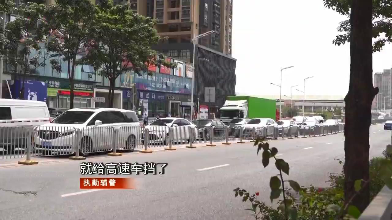 见闻深圳 深圳一路口右侧车道改可掉头后，交通更堵了，辅警：车主还不熟悉