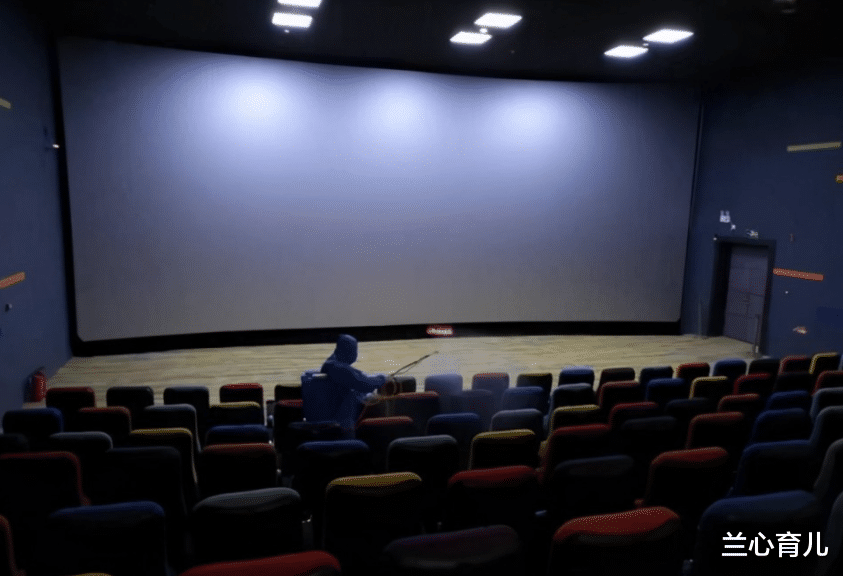兰心育儿|电影院银幕又被孩子打坏了,家长或面临10万赔偿,为何管不住孩子的手?
