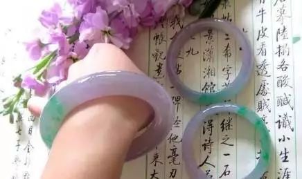 翡翠|视野丨1000万买下的翡翠毛料，一刀切出稀有的四色手镯！