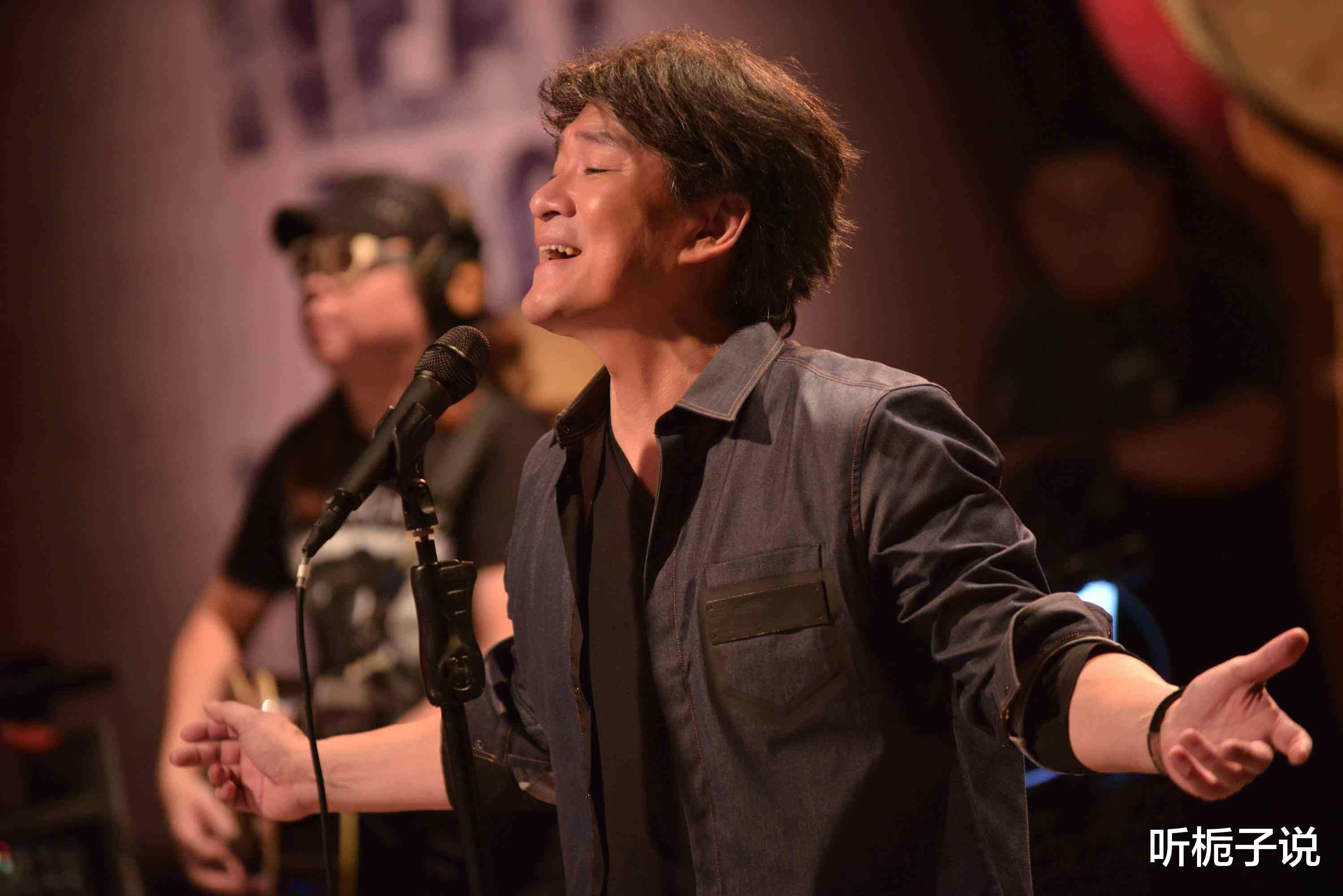 周华健|61岁周华健为爱子庆生，混血儿子胡子拉碴，网友：母亲基因很强大