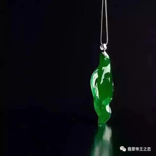 翡翠|敢跟玻璃种帝王绿叫板的翡翠，非它莫属！