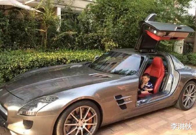 霍思燕才是隐形富婆，用顶奢包包装名贵小狗，开私人飞机自驾游