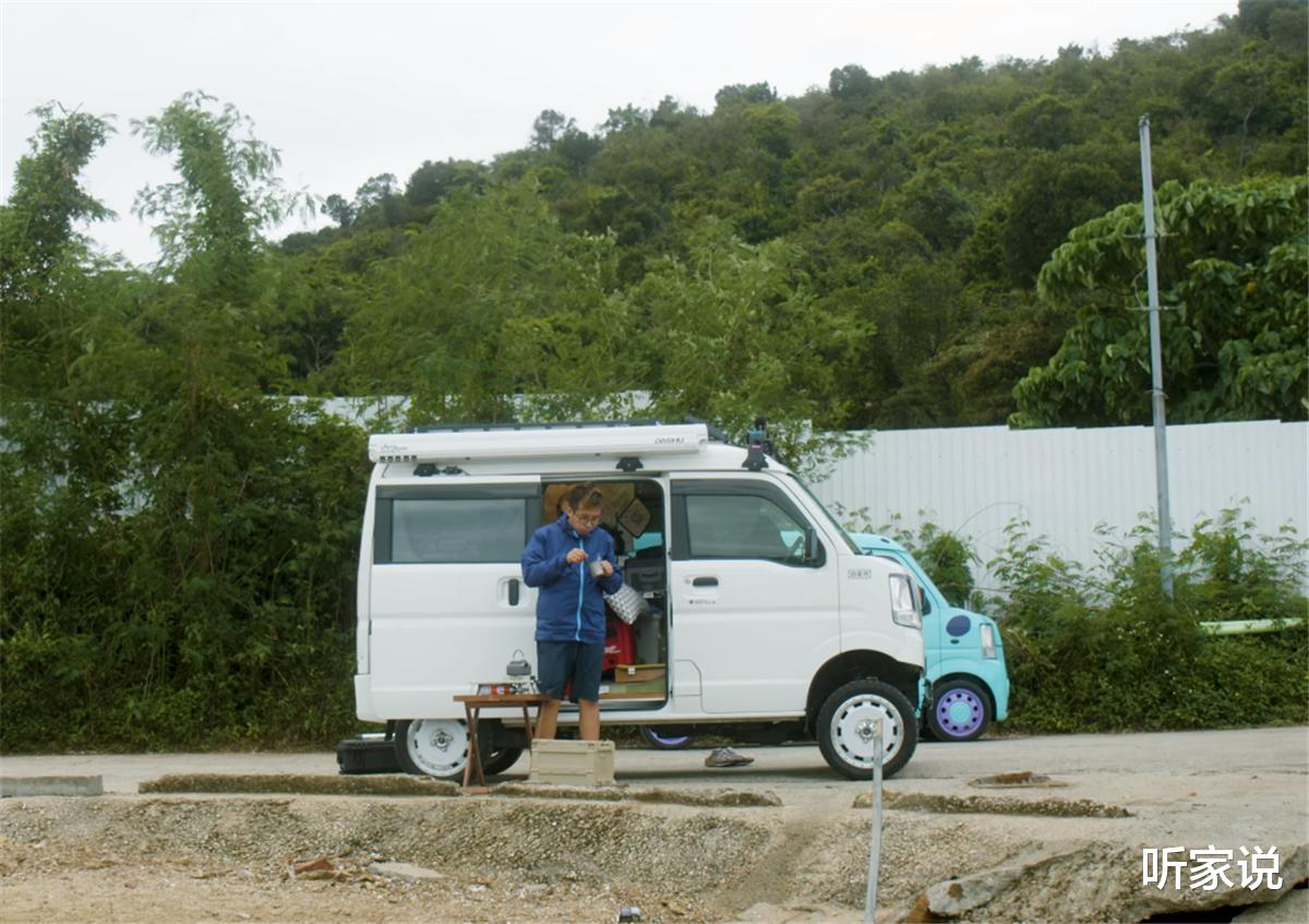 香港29岁“斜杠青年”，有家不回却住进3㎡的面包车上，转眼已2年