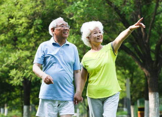 铠甲护士|60岁的老人，每天散步多久最好？建议不要超过这个范围