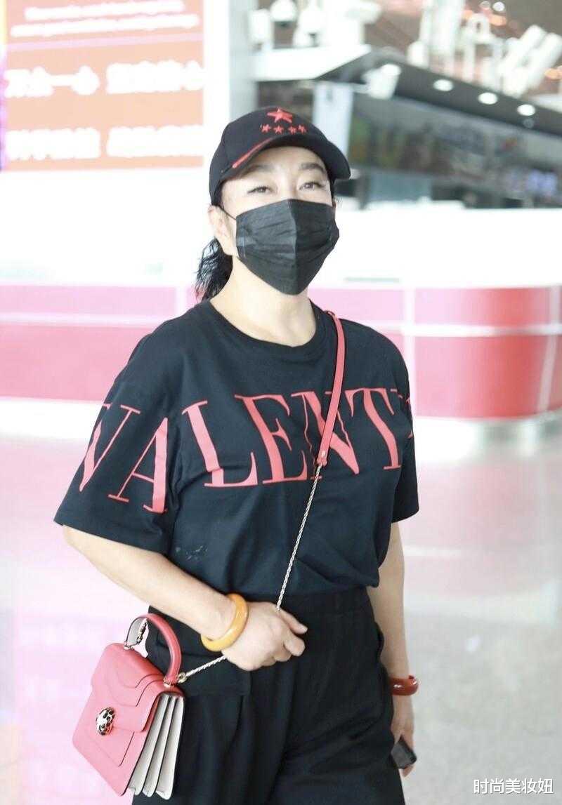 刘晓庆|刘晓庆真不像69岁奶奶，穿T恤配小脚裤，粉色包包少女气息浓郁