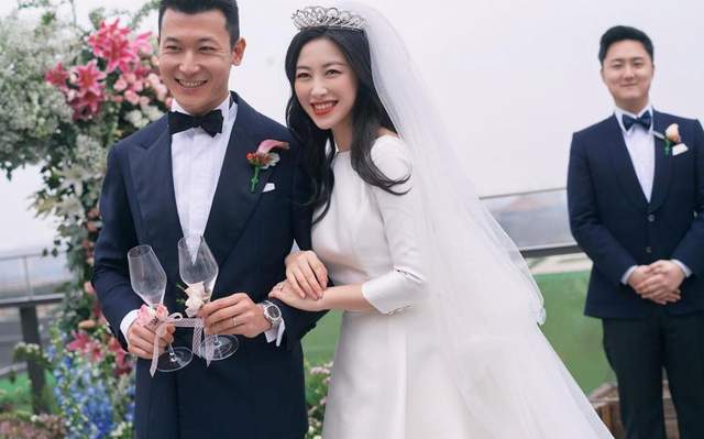 朱珠 朱珠正式出月子，携老公王昀佳吃烛光晚餐庆祝，仅一个月瘦身成功