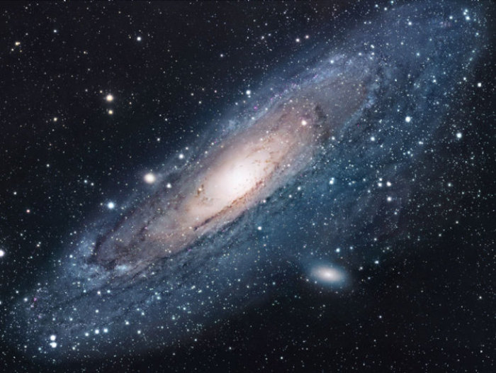 一个破纪录的缺氧星系,可能充满了巨大的恒星碎片