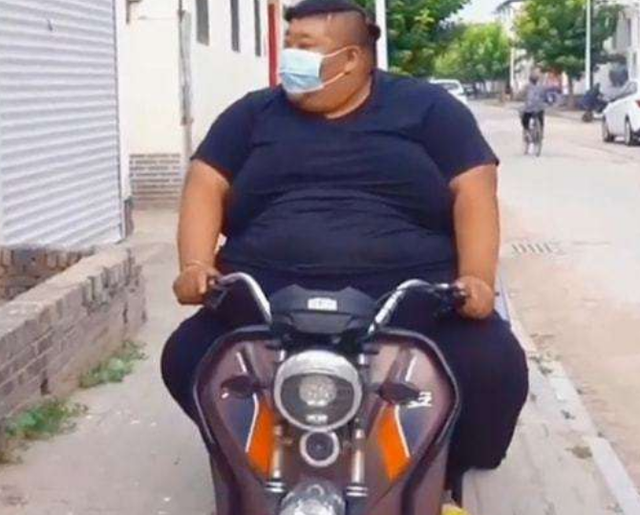 保湿 抽华子开GL8，600斤胖猴仔开始减肥，以后晚餐就只吃青菜？