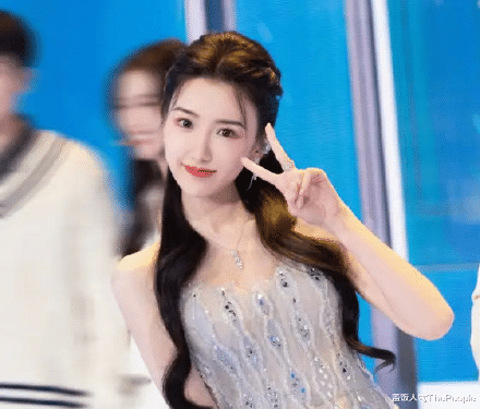 跨年|“南北”双台跨年:唐嫣美艳、王鸥抢镜,杨幂眼妆像“发光眼屎”