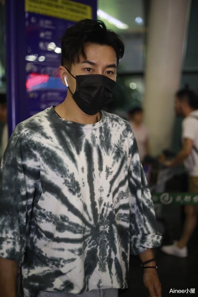 刘恺威|刘恺威胖出“大叔感”，穿T恤气质也沉重，越来越不像小鲜肉了