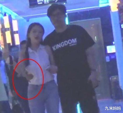 纽约|王岳伦戒酒失败，KTV醉酒走路踉跄，女性朋友送他回酒店照顾一夜