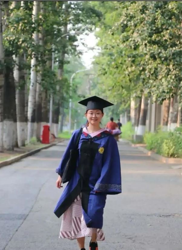 老照片|读博需谨慎！北大硕士、港大博士退学的姑娘，找不到工作轻生了！