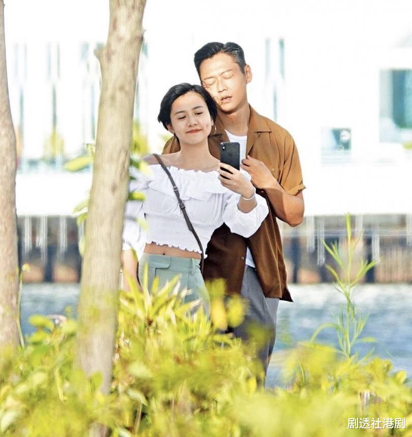 张振朗|TVB小生张振朗与女友同居试婚，两人接侄子放学，像极了一家三口