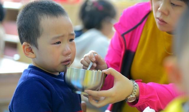 家有小甜椒儿|饭渣和饭神之间隔着一位追着喂饭的家长，让孩子自主进食真的难吗