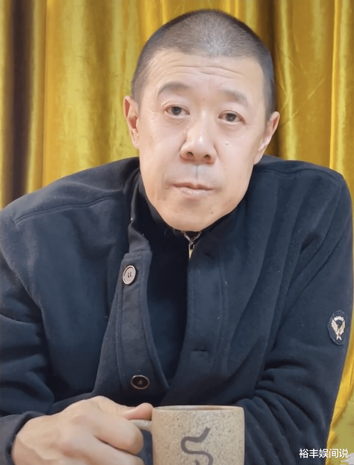 秦卫东|54岁秦卫东罕有秀恩爱，近照瘦出尖下巴，三婚妻子素颜显优雅