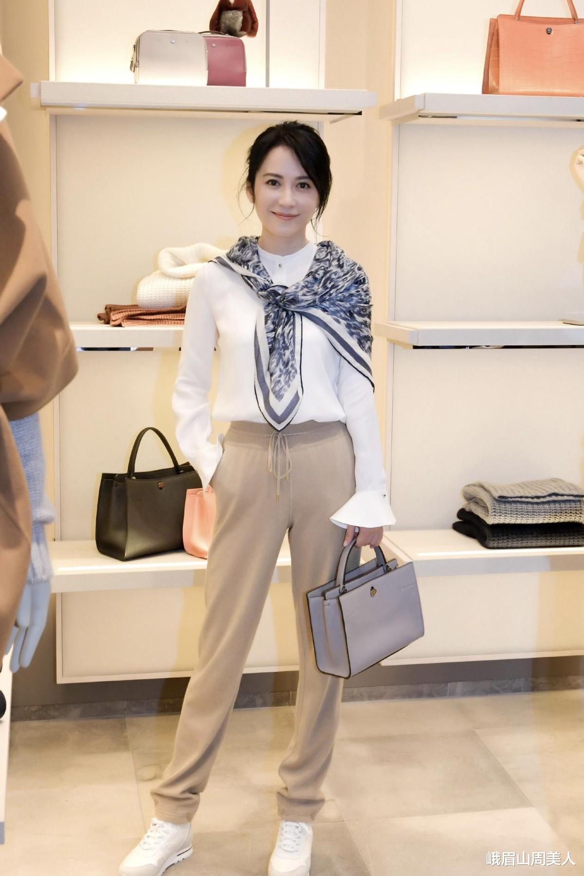 峨眉山周美人|这可能是我见过的最体面的50岁女人：不装嫩不显老，美得优雅有气质