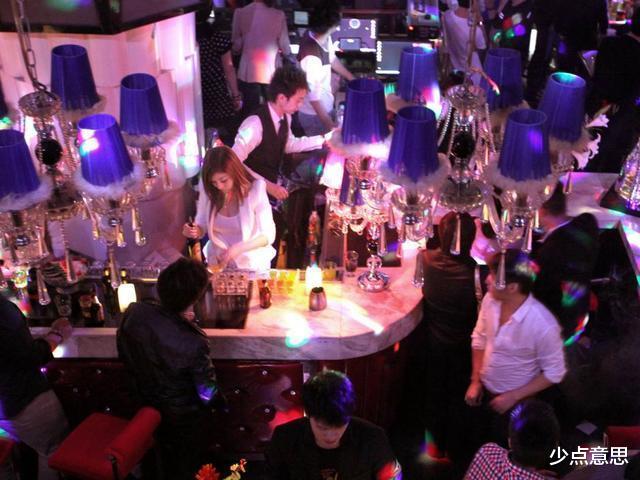 在KTV消费12万的95后女孩,被判了二年:透支的人生,你负担不起