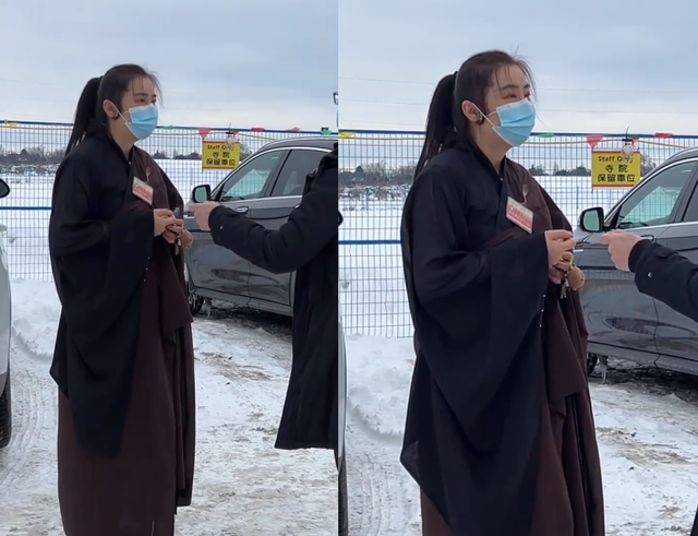 王祖贤|54岁王祖贤被偶遇！扎高马尾双眼皮明显，身穿“海青”手拿念佛机