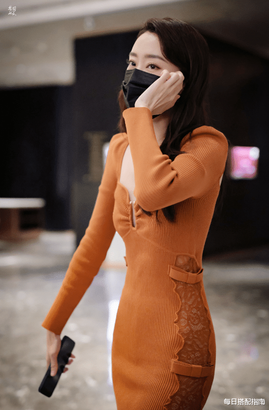 每日搭配指南 张小斐衣品真高级，穿紧身针织裙复古又优雅，气质真是绝了