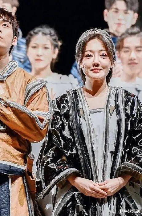 胡歌|胡歌看薛佳凝音乐剧引热议，复合前奏？网友：三点原因希望很渺茫