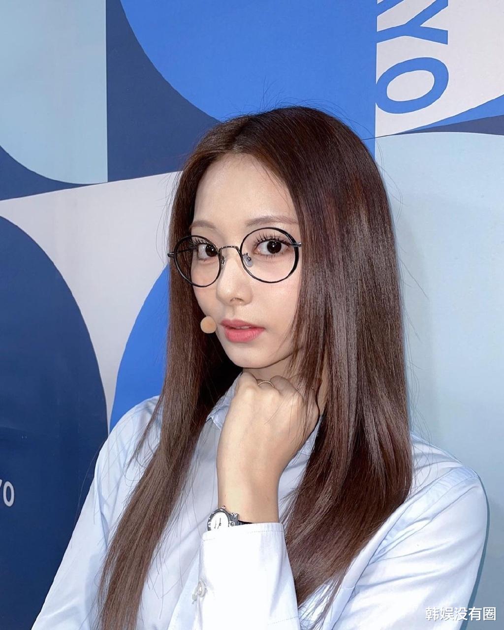 周子瑜|周老师上线！Twice周子瑜晒《人气歌谣》认证照，美貌吸睛