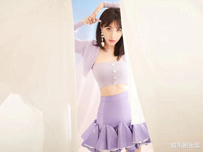 李菲儿|李菲儿穿露脐装拍大片,被指“拍照动作太招摇”,引发争议