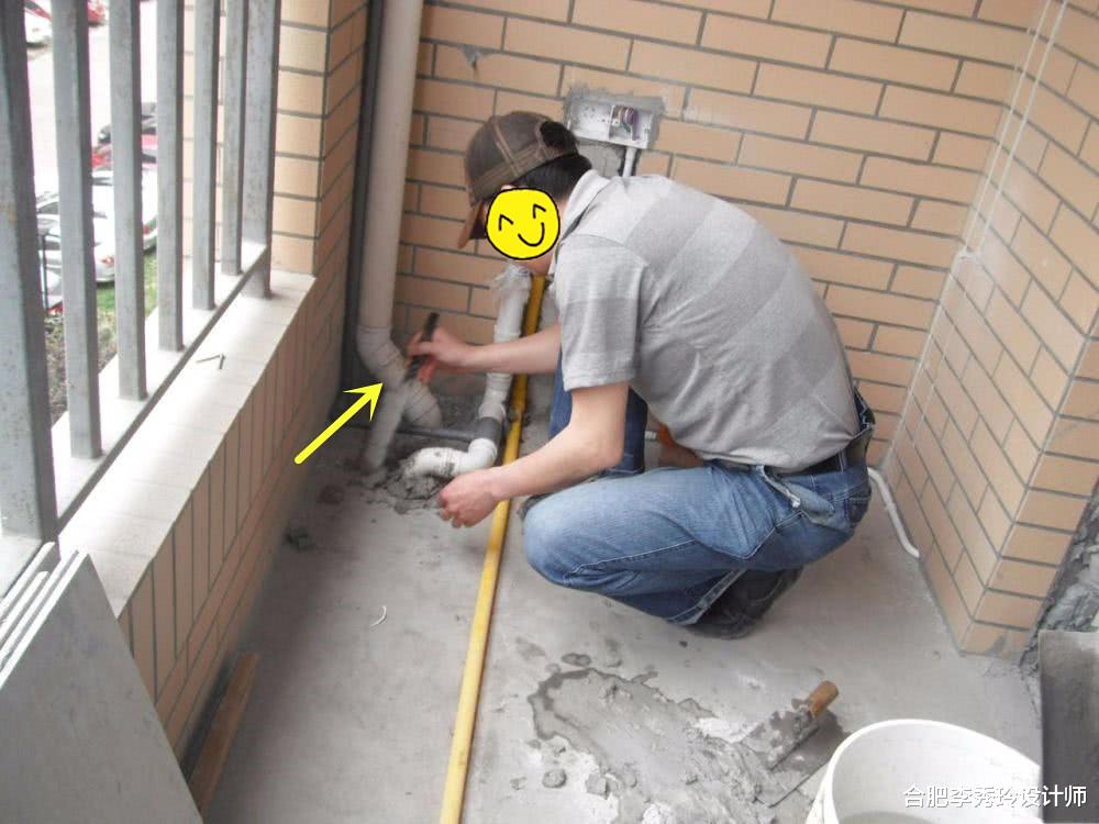 卫生间下水管倾斜，请专业师傅做“取直”处理，分段包管隐形美观