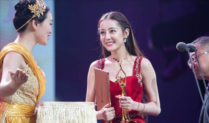 迪丽热巴|“顶流水后”迪丽热巴：靠杨幂力捧跻身顶流，今狂接代言吸金37亿