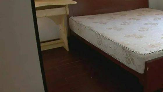 奇闻罗列|上海一男子出租屋住了两周在床底发现尸体，牵出大案，凶手已落网