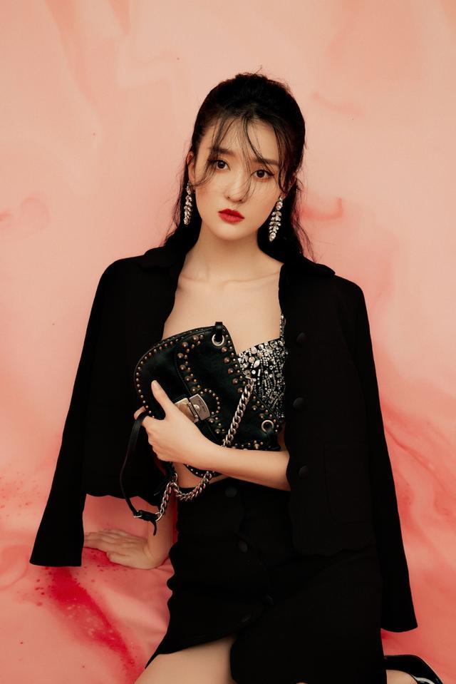 旗袍公馆|乔欣不再做“乖乖女”，大胆挑战“内衣外穿”，不愧是富家千金