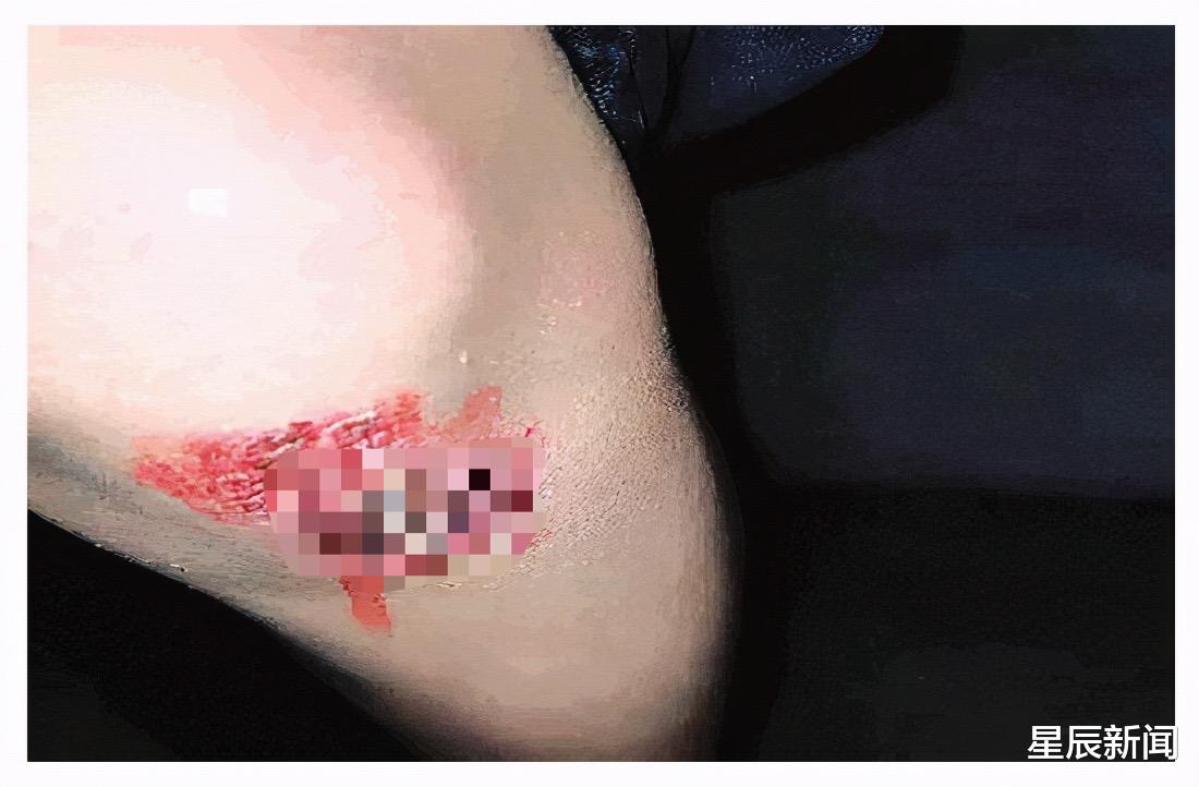 星辰新闻 熊孩子往村民家中扔石头挑逗,遭当街追打,掌掴脚踹一分钟,孩子家长:将起诉