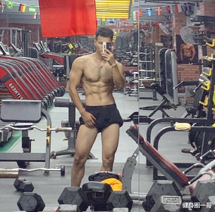 健身圈一哥 28岁肌肉小哥哥，撩起衣服就是腹肌，一看就是健身房挥汗如雨的结果！
