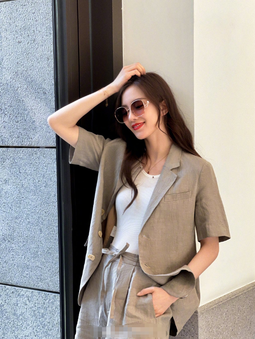 时尚课|刘诗诗私服造型更新，穿西装套装配温柔卷发，率性优雅气质绝了！