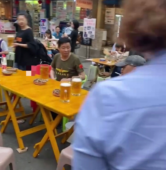 赵亮|“三德子”赵亮在成都喝啤酒，引来路人拍摄，网友：我的青春记忆
